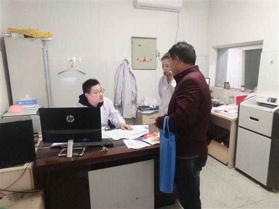 腎內(nèi)科專家同在縣醫(yī)院長期透析患者交談